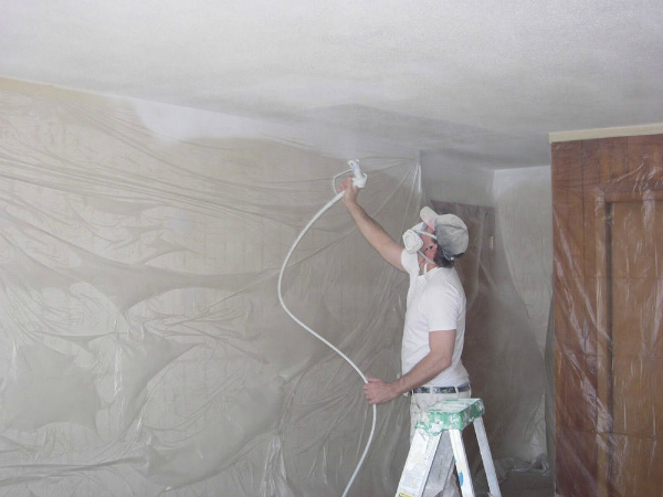 Профессиональное окрашивание потолка краскопультом