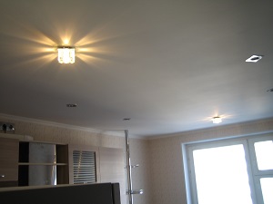 В гипсокартонный потолок можно встроить подсветку