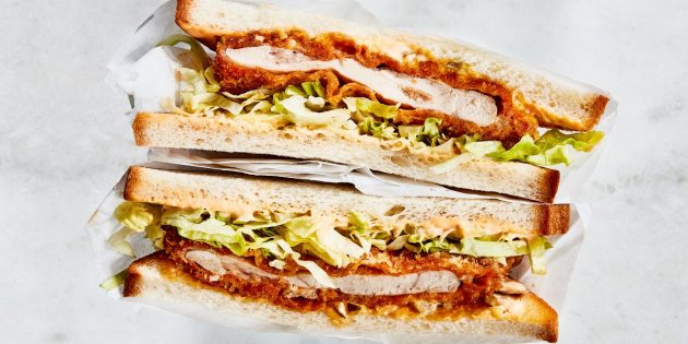 Рецепт сэндвича с пряной хрустящей курицей и огуречным соусом