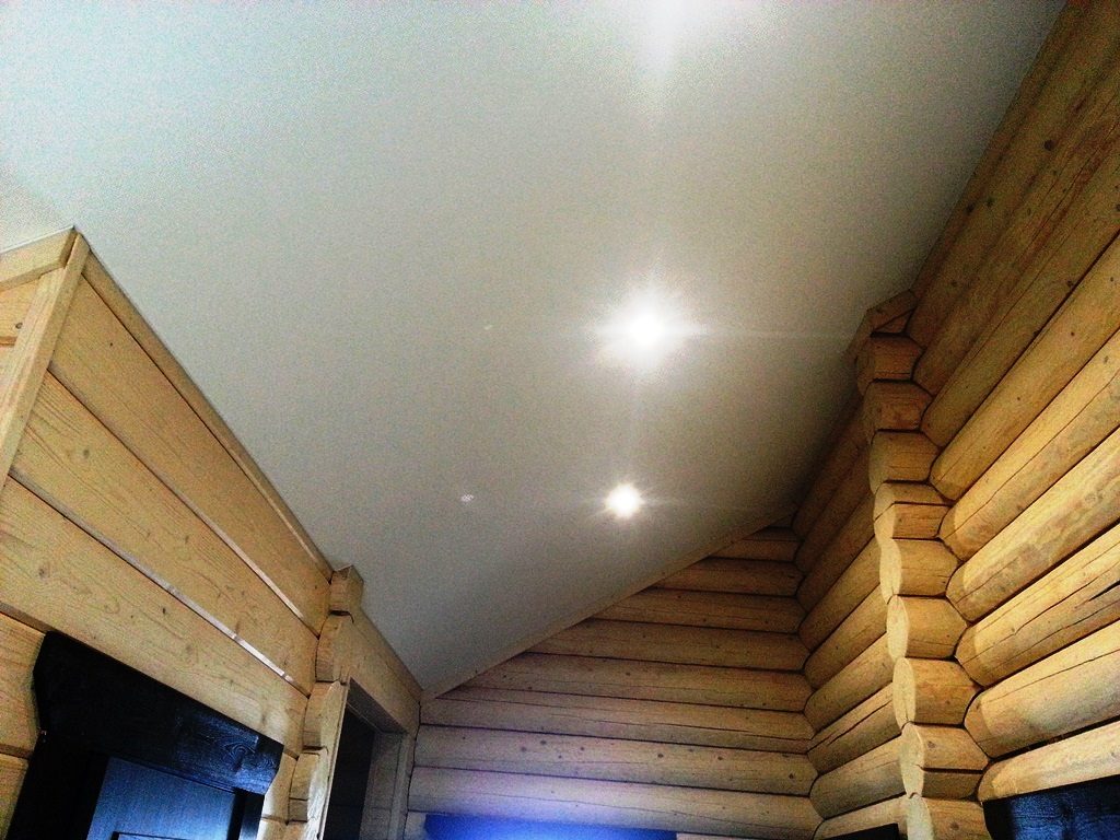 Наклонный подвесной потолок в деревянном доме