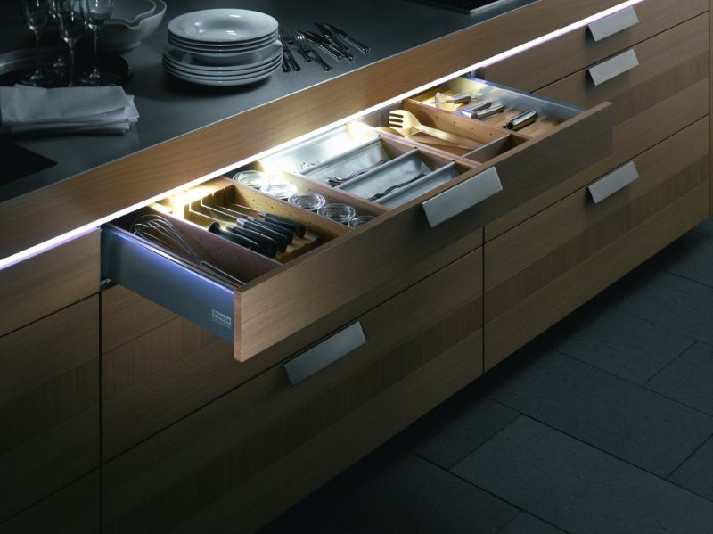 Светодиодная подсветка выдвижных ящиков кухонной мебели