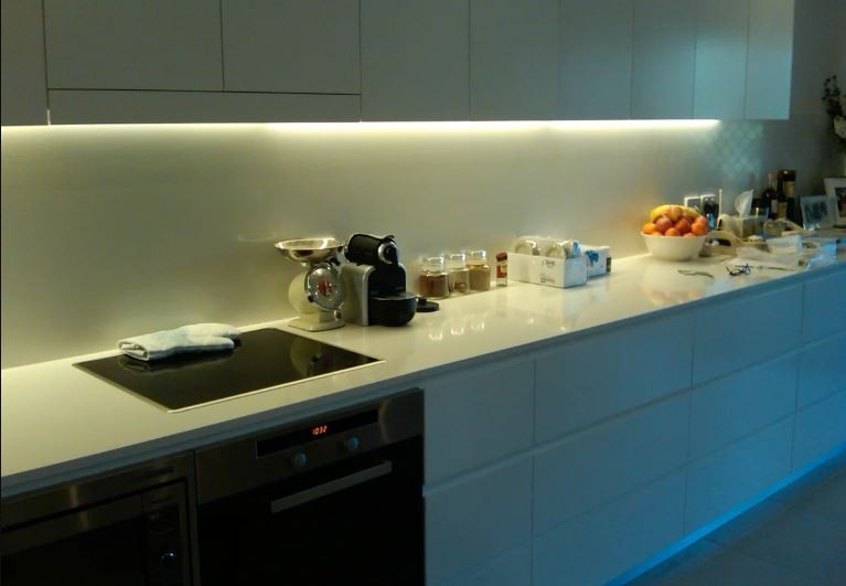 Светодиодная подсветка белой столешницы кухонного гарнитура