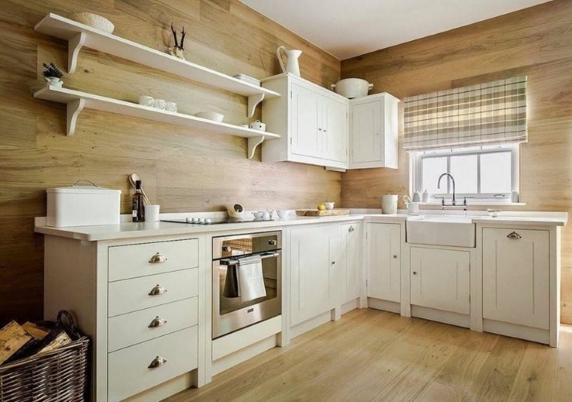 Белый гарнитур в кухне с деревянной отделкой стен
