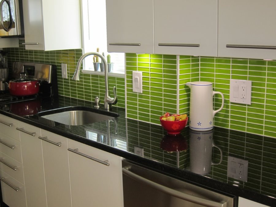 Узкая плитка зеленого цвета на кухонном фартуке
