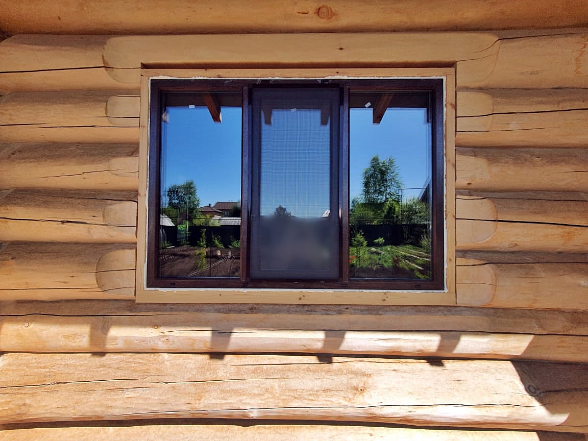 Проем окна в срубе под пластиковое окно - вид снаружи