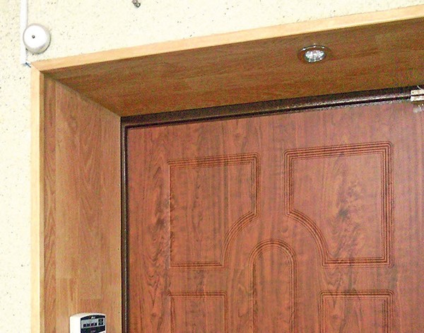 отделка откосов входной двери ламинатом фото