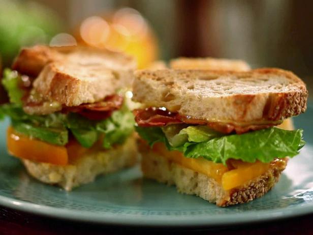 Сэндвич с панчеттой, авокадо и салатом романо