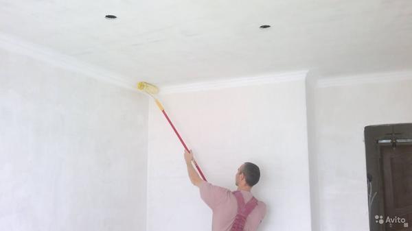 При самостоятельной покраске потолка важно уделить внимание шпаклевке поверхности