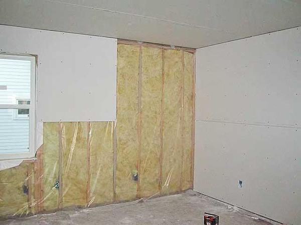 Прежде чем обшивать стены гипсокартоном, подберите все необходимые материалы и подготовьте помещение