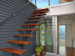 Лестница с площадкой - одна из самых удобных лестничных конструкций