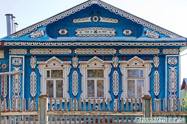 Чтобы удачно украсить свое жилище, стоит рассмотреть дизайны традиционных построек в русском стиле