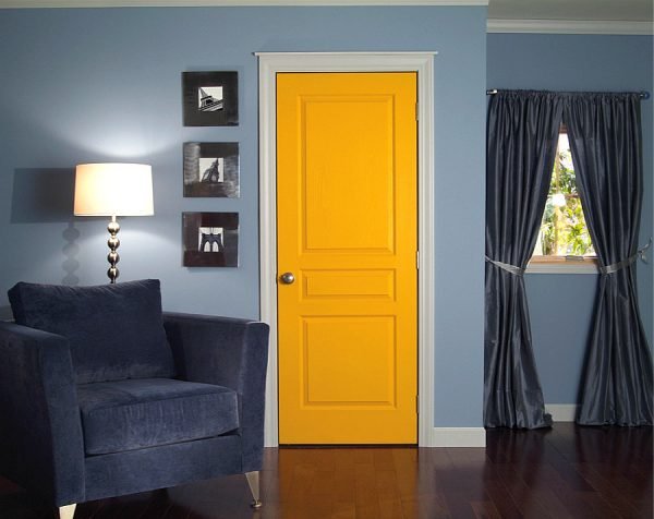 Окрашенная жёлтая дверь в интерьере