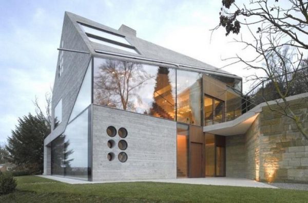 Дом из бетона и поликарбоната