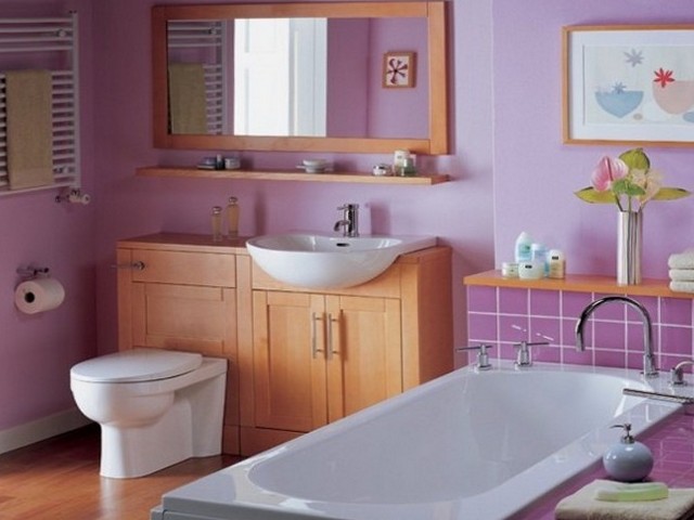Стены ванной комнаты окрашены водоэмульсионной краской.