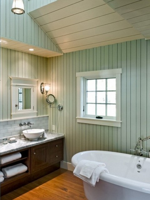 Стены ванной комнаты облицованы ПВХ-панелями.