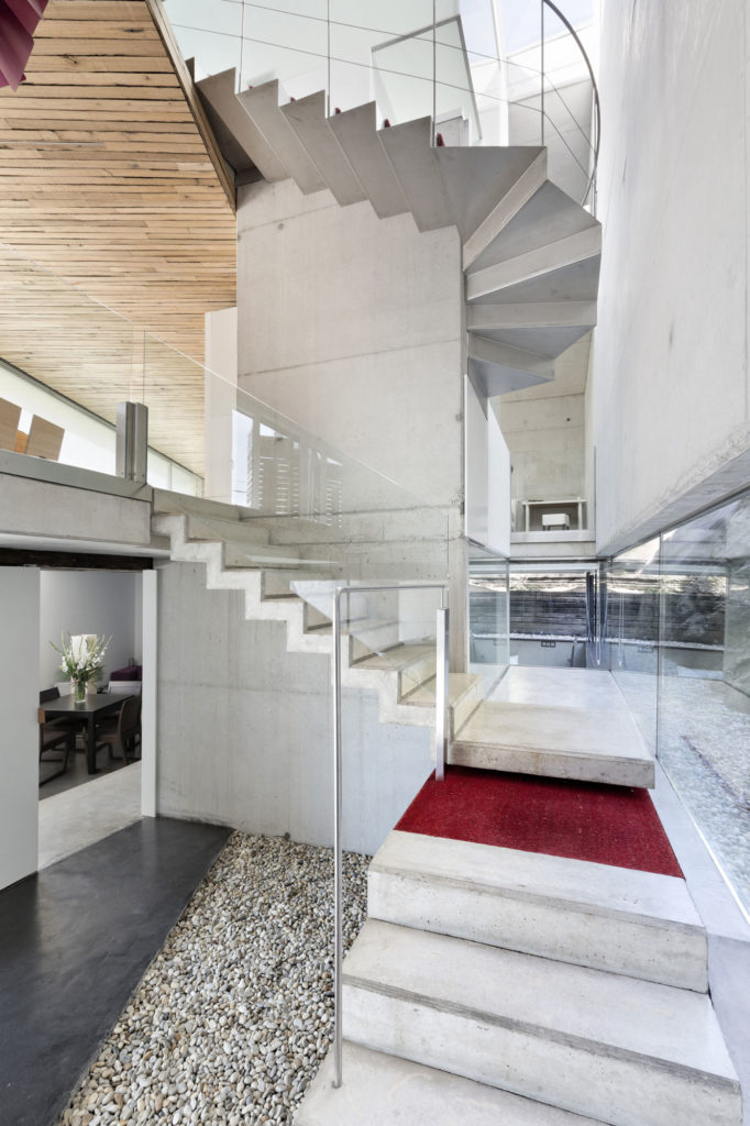 Необычная бетонная лестница в доме