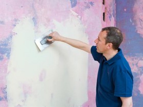 Как шпаклевать окрашенные стены?