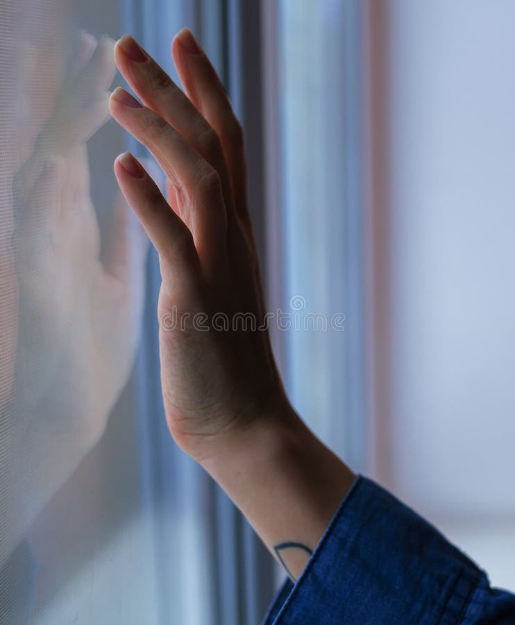  Женская рука касается окну стоковые фото