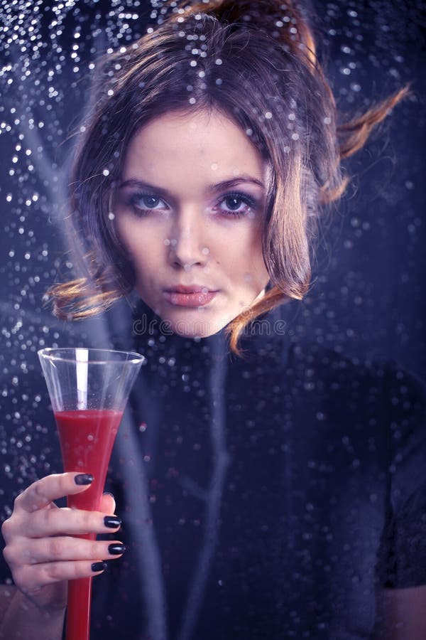 Женщина с стеклом красного вина стоковые изображения