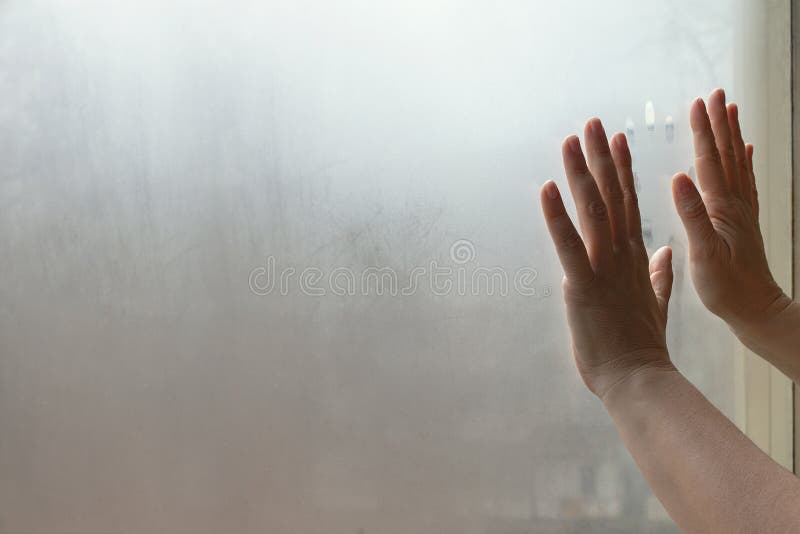  Загадочные женские руки перед запачканным окном стоковые фотографии rf