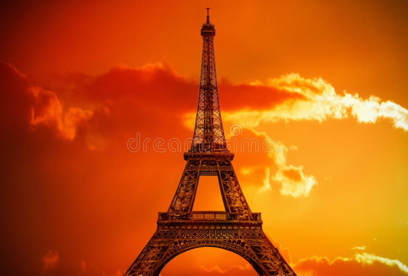 Изумительная Эйфелева башня в огне солнца стоковое фото rf