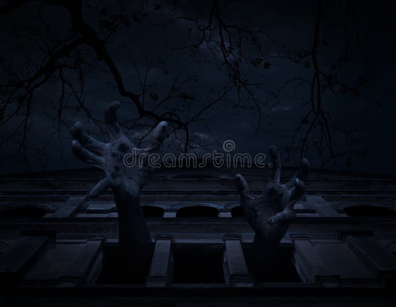  Рука зомби поднимая вне от старого замка окна над мертвым деревом и стоковое изображение
