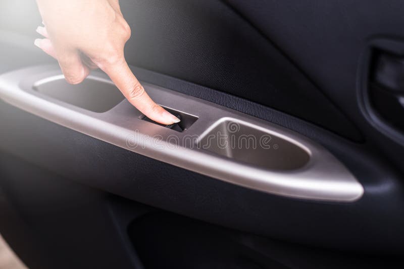  Рука используя пульт управления автомобиля автоматической двери замка кнопки и контролируя окно в автомобиле стоковое изображение rf