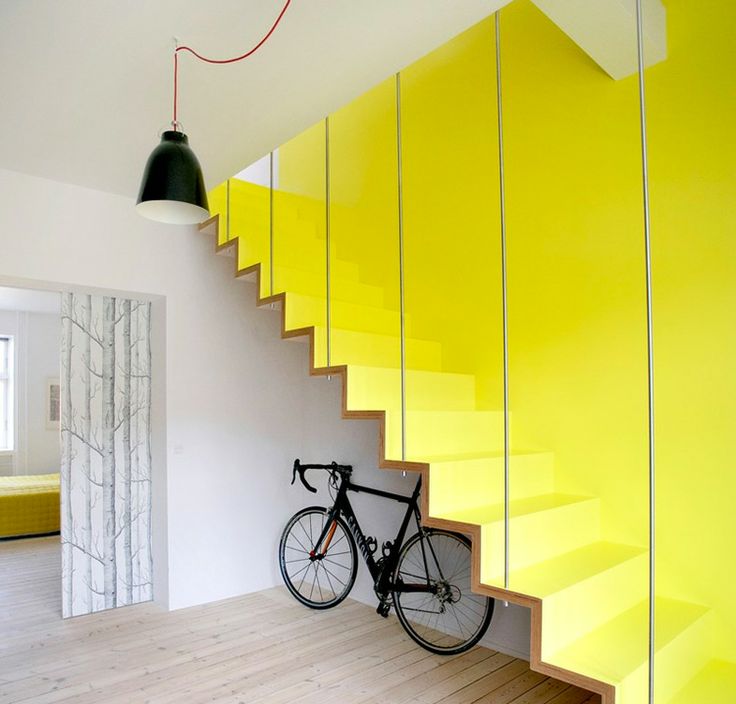 Современная желтая лестница